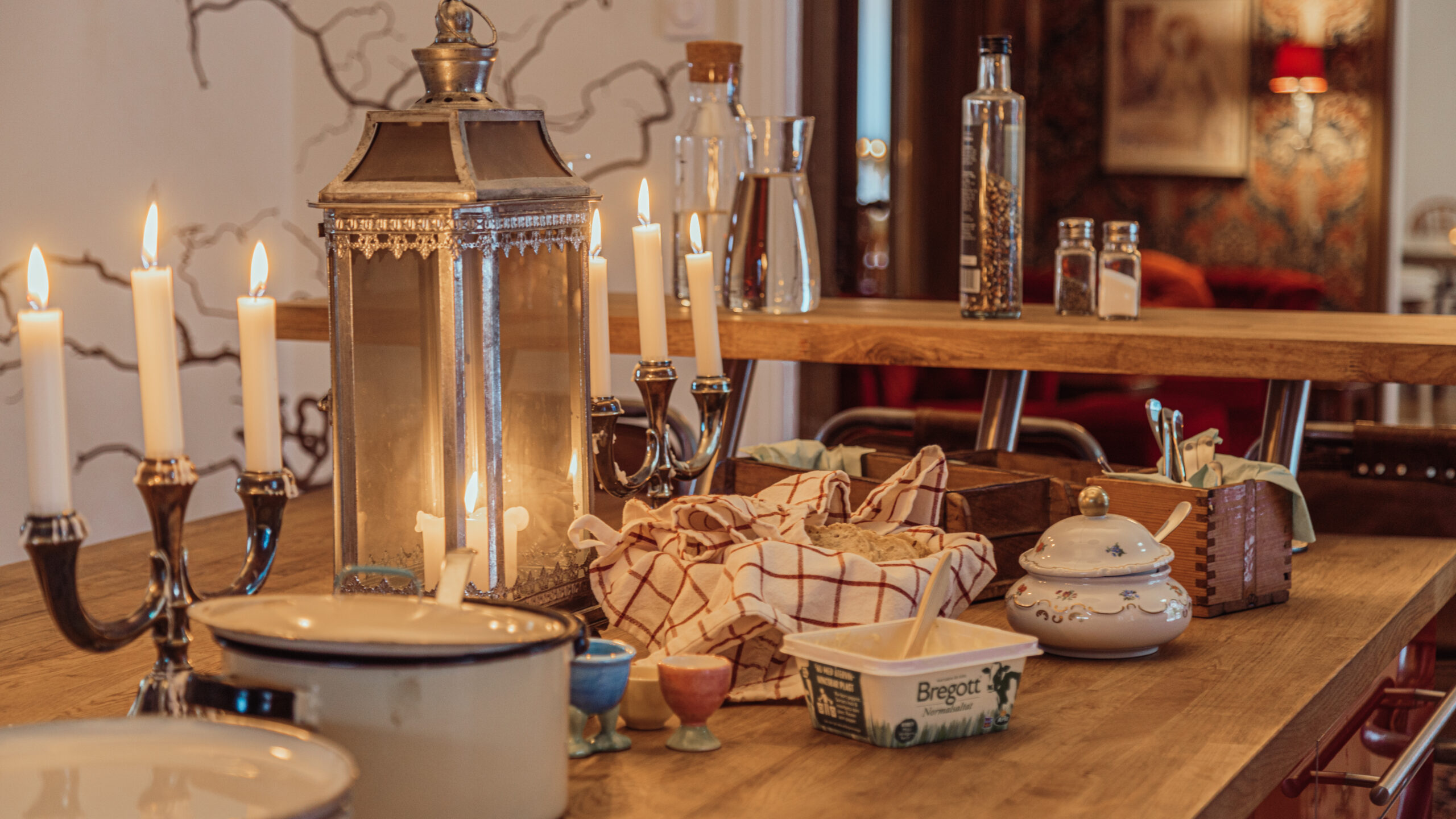 Dukat bord med tända ljus